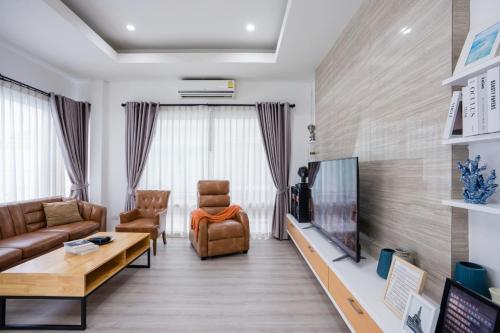Zona de estar de Walk To The Beach Pool Villa Bangsaray