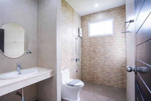 Un baño de Walk To The Beach Pool Villa Bangsaray