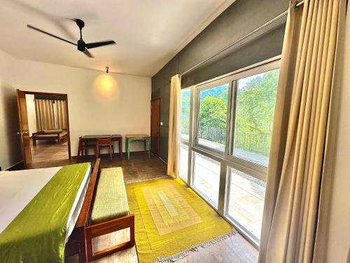Un pat sau paturi într-o cameră la Saraca Fishing Lodge, Marchula Jim Corbett