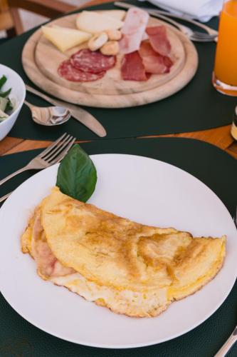 a white plate with an omelet on a table at HOTEL ZI'NTONIO in Scala