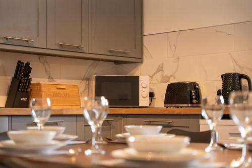 Η κουζίνα ή μικρή κουζίνα στο The Duplex Apartment