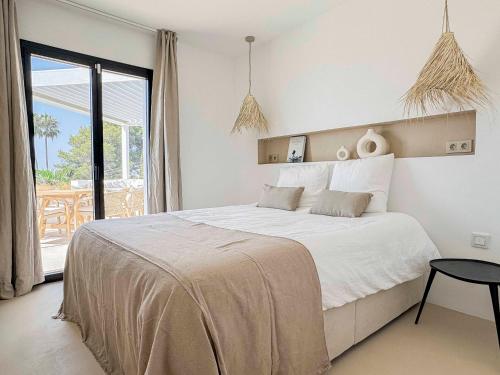 En eller flere senge i et værelse på La Villa Pura Vida San Diego - Luxury Villa with Wonderful Sea View - Direct walking access to beach! 5 min from Sotogrande
