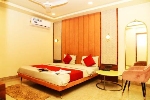 ein Hotelzimmer mit einem Bett und einem Tisch in der Unterkunft Hotel Satpura Inn` in Pachmarhi