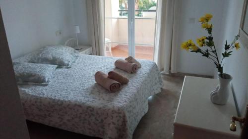 Postel nebo postele na pokoji v ubytování Central 2-Bed Apartment in Estepona Port