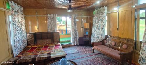 シュリーナガルにあるHouseboat Karima palaceのギャラリーの写真