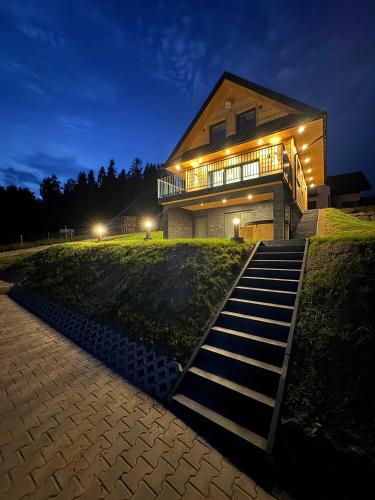 ノヴィ・タルクにあるDomek DE-Luxe BUFLAKの夜間階段上の家