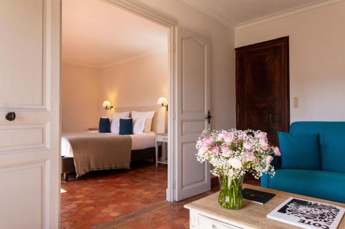 Una cama o camas en una habitación de Hôtel - Restaurant & Spa La Magdeleine - Mathias Dandine