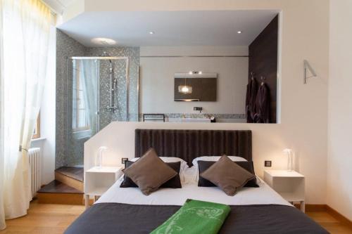 - une chambre avec un grand lit et un oreiller vert dans l'établissement Location maison & gîte Normandie, à Tamerville