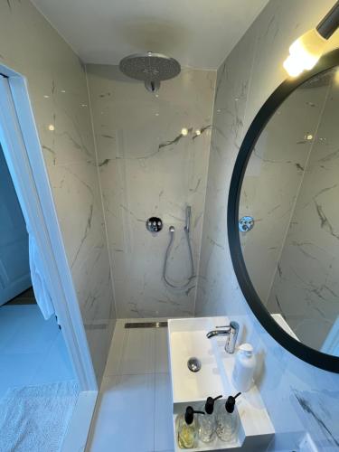 a bathroom with a sink and a mirror at Bed and Breakfast Always Good in Utrecht