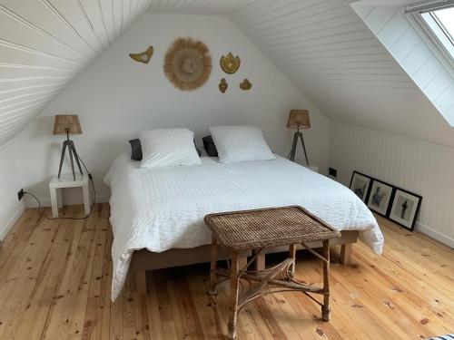 une chambre avec un lit dans un grenier dans l'établissement Jolie maison de pêcheur, à Plouguerneau