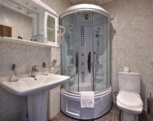 a bathroom with a sink, toilet and bathtub at Balkan Hotel Garni in Belgrade