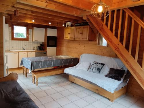 un salon avec un canapé et une table dans l'établissement ChaletauxOrres au pied des pistes et skis aux pieds, aux Orres