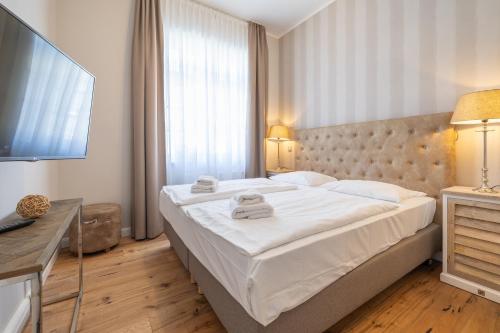 Una cama o camas en una habitación de Suite Hotel Binz Familienhotel Rügen