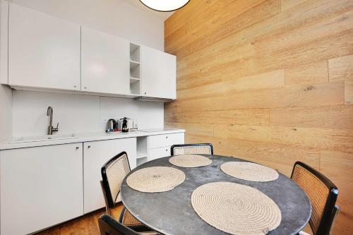 une salle à manger avec une table et des chaises et une cuisine dans l'établissement Haven of peace-2BR-4P-Near the Palais de Garnier, à Paris