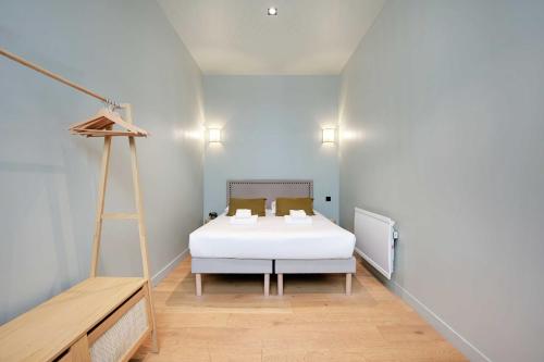 - une chambre avec un lit blanc et une échelle dans l'établissement Haven of peace-2BR-4P-Near the Palais de Garnier, à Paris