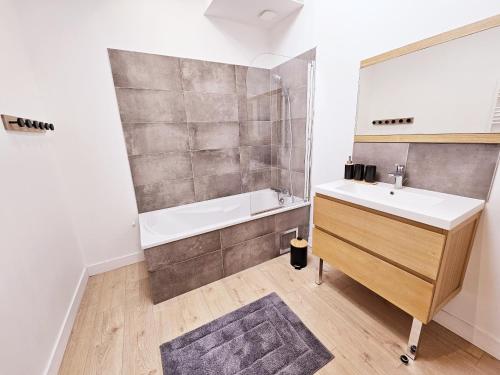 Ένα μπάνιο στο Loft de Magnac, spacieux et moderne