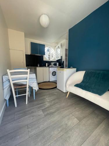 Cette chambre comprend un lit, une table et une cuisine. dans l'établissement Studio à Soorts-Hossegor, à Soorts-Hossegor