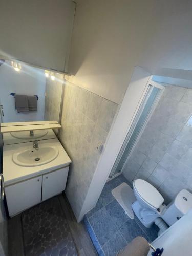 une petite salle de bain avec toilettes et lavabo dans l'établissement Studio à Soorts-Hossegor, à Soorts-Hossegor