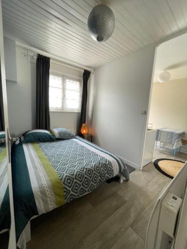 une chambre avec un lit et une fenêtre dans l'établissement Studio à Soorts-Hossegor, à Soorts-Hossegor