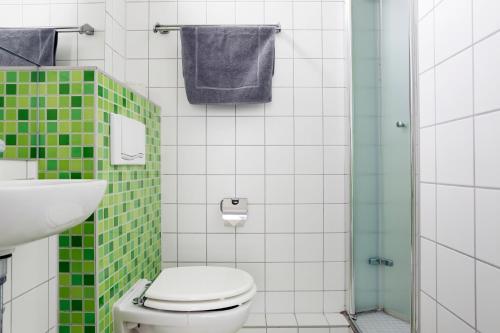 NIEB by ROCKCHAIR Apartments l SUPERHOST Status l 3 Bedrooms Boxspringbeds 3 Bathrooms in Center "Kurfürstendamm" - Cozy Family & Business Flair welcomes you! photo 4