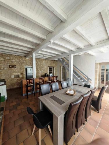 une salle à manger avec une table et des chaises en cuir dans l'établissement Gîte de Lubat, à Cézac