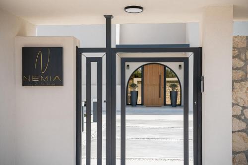 ハニア・タウンにあるNemia Luxury Residenceのガラスのドアのある建物の入り口