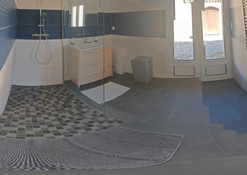 une grande salle de bain avec douche et lavabo dans l'établissement Gîte de Lubat, à Cézac