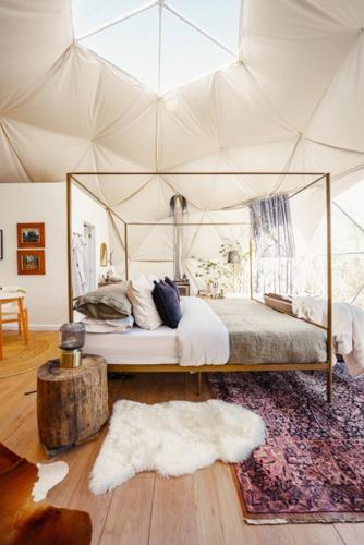 Ein Bett oder Betten in einem Zimmer der Unterkunft Forest Shore Dome