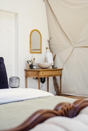 Ein Bett oder Betten in einem Zimmer der Unterkunft Forest Shore Dome