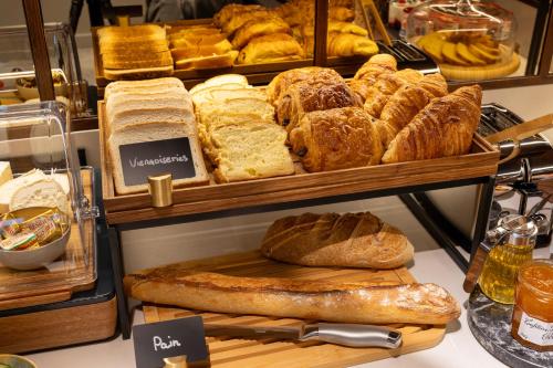 a display of bread and pastries in a bakery at Hôtel Gabbie in Paris