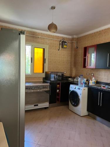 Η κουζίνα ή μικρή κουζίνα στο ڤيلا مميزه بالسليمانيه