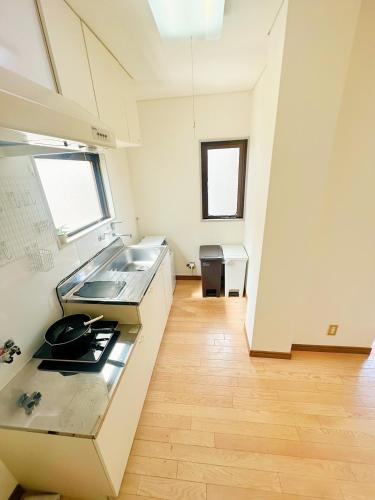 a kitchen with a sink and a counter top at メゾンドリバージュ205 in Tokyo