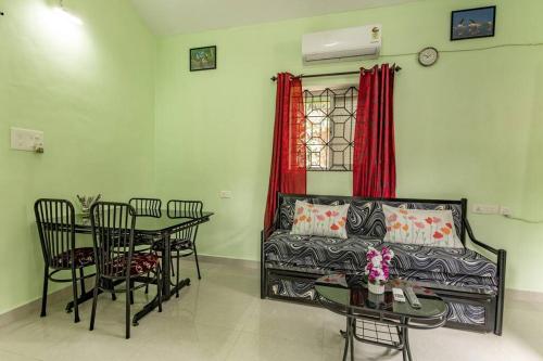 Χώρος καθιστικού στο 1BHK Fully Furnished 4 Min Ride To The Beach
