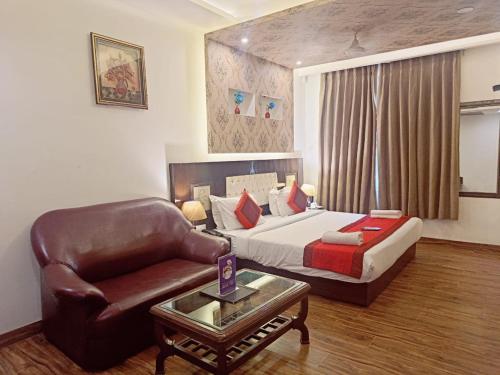Postel nebo postele na pokoji v ubytování Hotel Waterfall Paschim Vihar Delhi