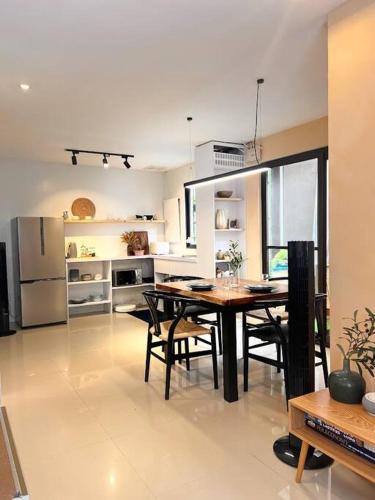 Kuchyň nebo kuchyňský kout v ubytování Modern minimalist house in the heart of Antipolo
