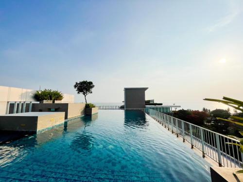 Bazén v ubytování Premium Suite Corner Room & The Blu X Bangsaen nebo v jeho okolí