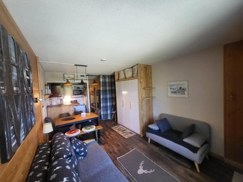 un salon avec un canapé et une table dans l'établissement Charmant studio 4 pers, pied des pistes, balcon ouest - Montgenèvre - FR-1-266-61, à Montgenèvre