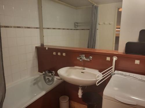 une salle de bain avec un lavabo, des toilettes et un miroir dans l'établissement Charmant studio 4 pers, pied des pistes, balcon ouest - Montgenèvre - FR-1-266-61, à Montgenèvre