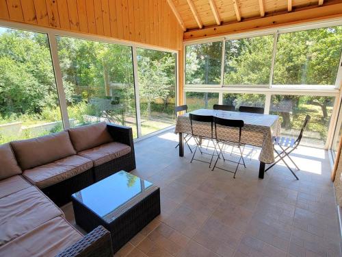 un salon avec un canapé et une table dans l'établissement Maison calme avec jardin, 3 chambres, cheminée proche station de ski - FR-1-393-151, à Saint-Michel-de-Chaillol