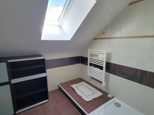 une petite salle de bain avec une lucarne et un lavabo dans l'établissement Maison calme avec jardin, 3 chambres, cheminée proche station de ski - FR-1-393-151, à Saint-Michel-de-Chaillol