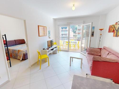 un salon avec un canapé et un lit dans l'établissement Charmant 2P Central, Terrasse, Parking, Piscine - Menton - FR-1-196-363, à Menton