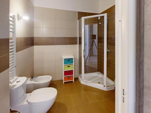 La salle de bains est pourvue de 2 toilettes et d'une douche. dans l'établissement Charmant 2P Central, Terrasse, Parking, Piscine - Menton - FR-1-196-363, à Menton