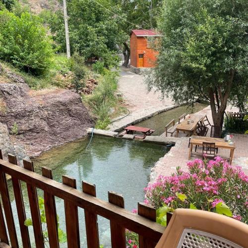 BüyükçakırにあるKapuzbaşı Baştürk Tesisiの池の景色を望むバルコニー