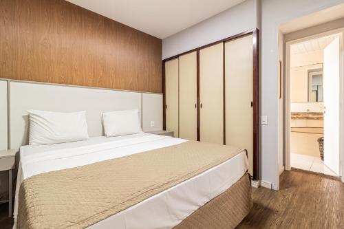 a bedroom with a large bed in a room at H4 Fortune Jardins in Sao Paulo