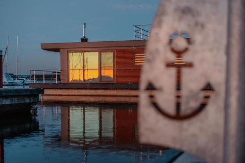 KlittenにあるHausboot Grasshopperの水面の看板のある建物