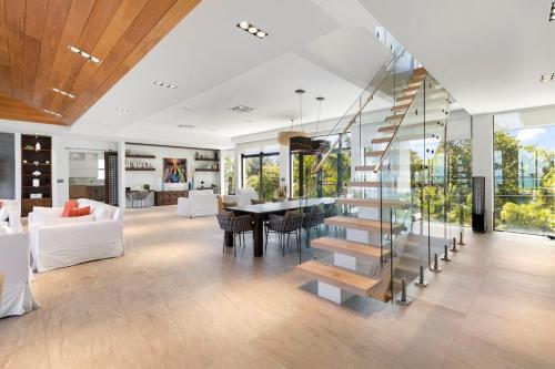 Gambar di galeri bagi Luxurious Ocean Front Mansion in The Bahamas di Pulau Harbour