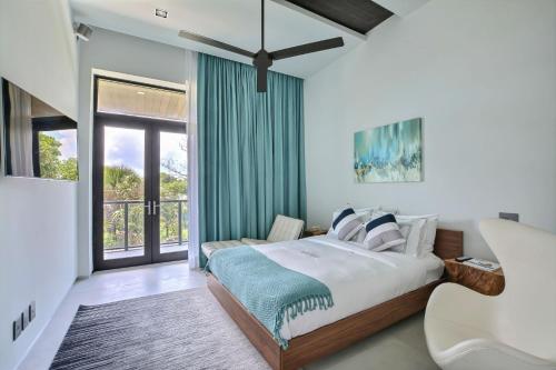 Katil atau katil-katil dalam bilik di Luxurious Ocean Front Mansion in The Bahamas