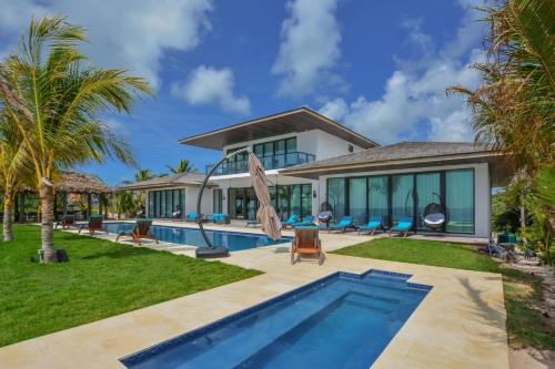 Kolam renang di atau dekat dengan Luxurious Ocean Front Mansion in The Bahamas
