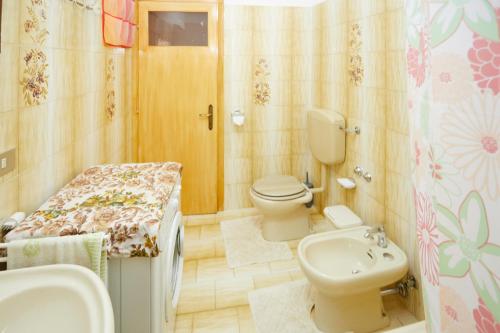 a bathroom with a toilet and a sink at Rustico in borgo Polcenigo in Polcenigo
