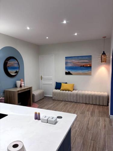 un salon avec un canapé et une table dans l'établissement La maison de Vaina et Marius, à La Seyne-sur-Mer